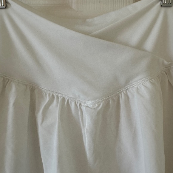 Offline by Aerie White Crossover Skirted Active Skort Size L EUC - Picture 4 of 13